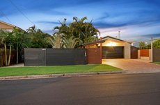 Mooloolaba accommodation: Coorumbong 16 - 5 BDRM Canal Home with Pool