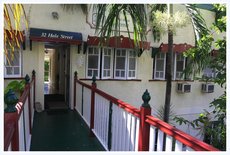 Townsville accommodation: Coral Lodge Bed and Breakfast Inn