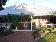 Perth accommodation: Lakeside Bed & Breakfast