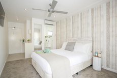 Noosa Heads accommodation: 10 Hastings Street Boutique Motel