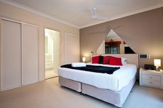 Gold Coast accommodation: Luxury Waterfront Home