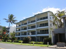 Cairns accommodation: Beachfront Apartments on Trinity Beach