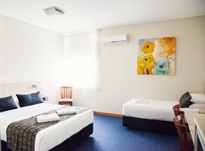 Newcastle accommodation: Tudor Inn Motel