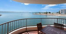 Gold Coast accommodation: Broadwater Shores Waterfront Apartments