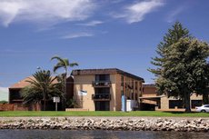 Adelaide accommodation: Bayswaterfront Apartments