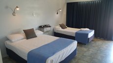 Bowen accommodation: Queens Beach Hotel
