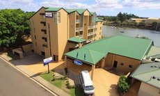 Bundaberg accommodation: Burnett Riverside Motel