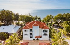 Cairns accommodation: Villa Beach Palm Cove