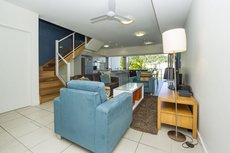 Nelly Bay accommodation: Beachside Apartment 13
