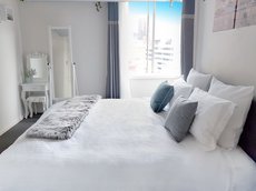Melbourne accommodation: King Deluxe Apartments