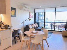 Melbourne accommodation: Pride Docklands Waterfront Apartment City View