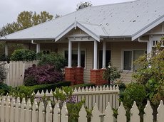 Melbourne accommodation: Healesville House - Fig Tree House