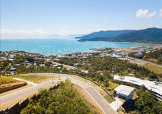 Airlie Beach accommodation: Sea Views Luxurious Family Home - Top of the Hill Airlie Beach