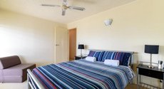 Gold Coast accommodation: Main Beach Waterfront Apartment