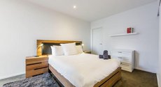 Melbourne accommodation: Stylish 2-bed 2 bath with free parking pool gym wifi