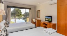 Lovedale accommodation: Villa On The Green Lovedale