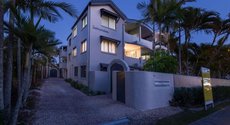Noosa Heads accommodation: River access 2 bathroom Noosa Heads with kayak and bikes