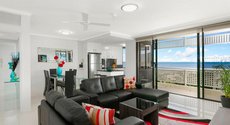 Cairns accommodation: Cairns Luxury Seafront Apartment