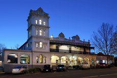 Melbourne accommodation: Yarra Glen Grand Hotel