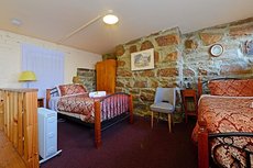 Hobart accommodation: Edinburgh Gallery Bed and Breakfast