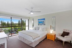 Gold Coast accommodation: De Ville Apartments