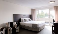 Hobart accommodation: St Ives Motel Apartments