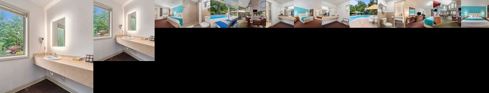 Howard Johnson by Wyndham Traverse City Hotel