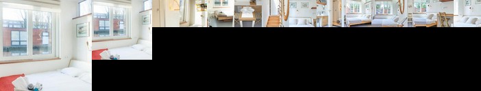 Private studio on houseboat in the centre