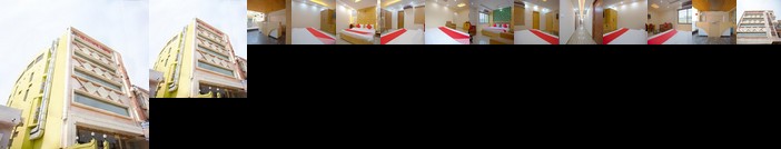 OYO 42248 Relaxx Hotel