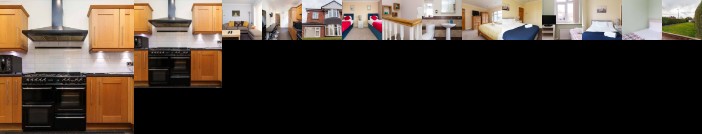 OAKWOOD HOUSE Detached home in North Leeds